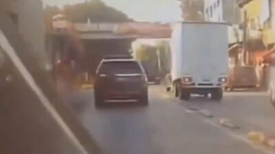 VIDEO: ‘¿Quién tuvo la culpa?’; peatón ignora el puente y un conductor invade el carril del Mexibús