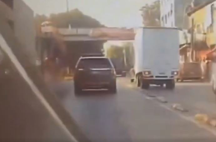 VIDEO: ‘¿Quién tuvo la culpa?’; peatón ignora el puente y un conductor invade el carril del Mexibús
