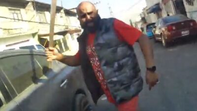 VIDEO: Conductor pierde la razón y ataca con machete a un motociclista