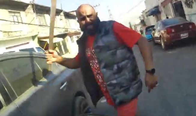 VIDEO: Conductor pierde la razón y ataca con machete a un motociclista