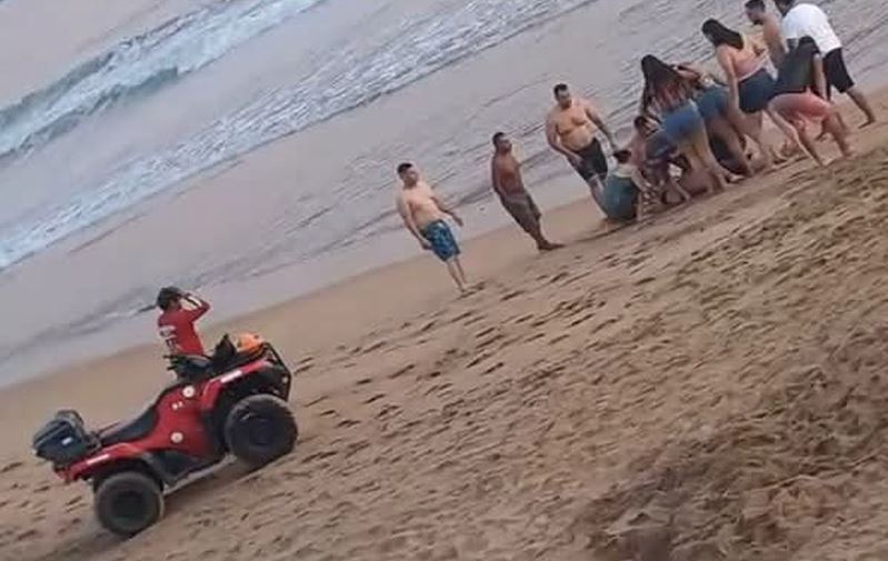 VIDEO: Familia se divertía en la playa y ven a morir ahogado a su pariente