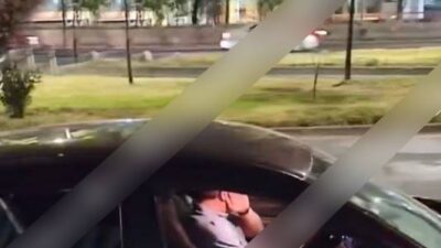 VIDEO: Acosador en auto persigue y se exhibe frente a una jovencita