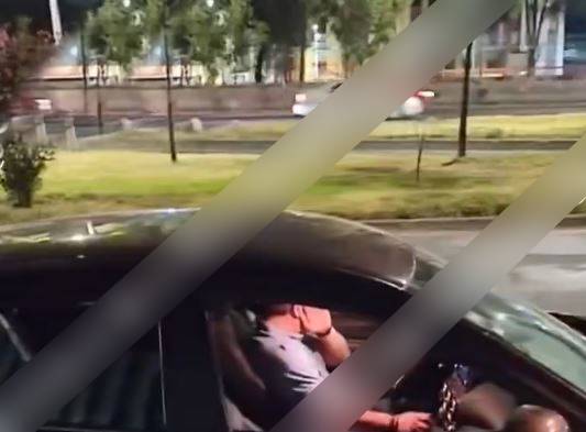 VIDEO: Acosador en auto persigue y se exhibe frente a una jovencita