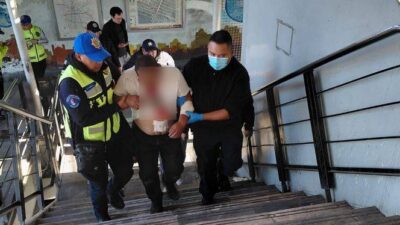 URGENTE: Policía es apuñalado por asaltantes afuera de estación del Metro