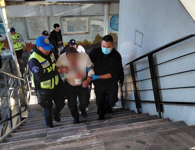 URGENTE: Policía es apuñalado por asaltantes afuera de estación del Metro