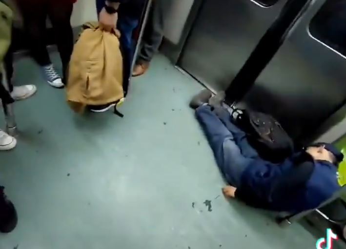 VIDEO: Joven ‘hasta las manitas’ queda tirado e inconsciente en un vagón del Metro