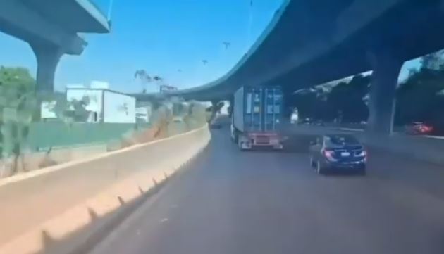 VIDEO: Trailero y conductor se ‘picudean’ a toda velocidad en autopista de Edomex
