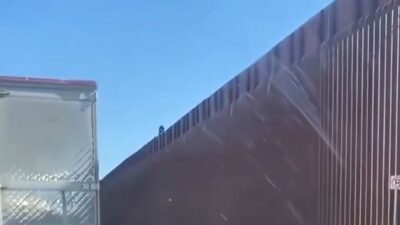 VIDEO: Mujer migrante cae de más de diez metros al intentar cruzar el muro