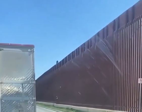 VIDEO: Mujer migrante cae de más de diez metros al intentar cruzar el muro