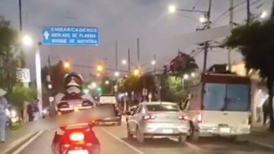 VIDEO: Montachoques en moto recibe extraña ayuda de ‘desconocidos’