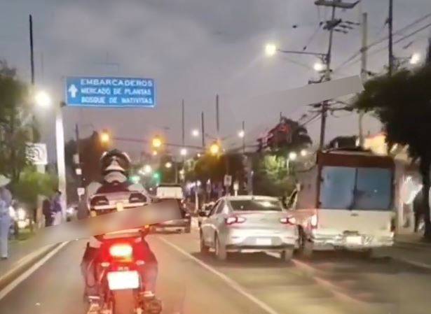 VIDEO: Montachoques en moto recibe extraña ayuda de ‘desconocidos’