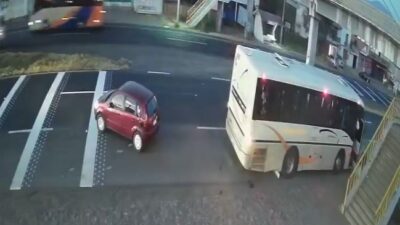 VIDEO: Motociclista se estrella de frente contra un carro y sale disparado