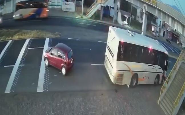 VIDEO: Motociclista se estrella de frente contra un carro y sale disparado