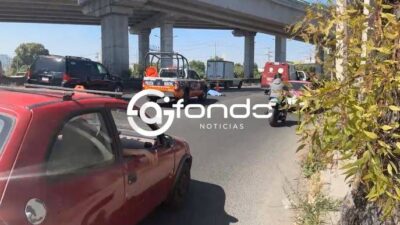 URGENTE: Motociclista cae de un puente vehicular y muere en Edomex