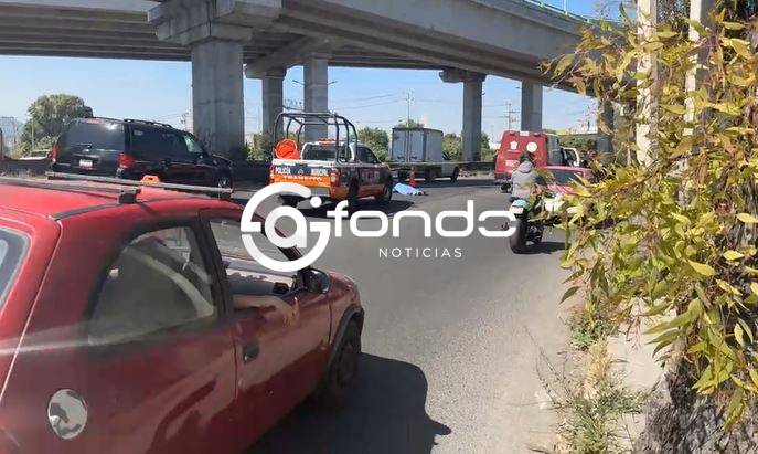 URGENTE: Motociclista cae de un puente vehicular y muere en Edomex