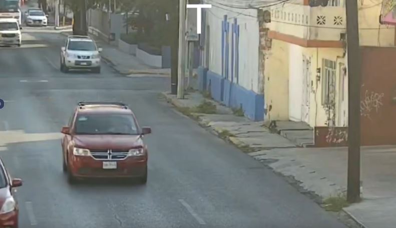 VIDEO: Repartidor en moto iba muy rápido y se mata contra una camioneta