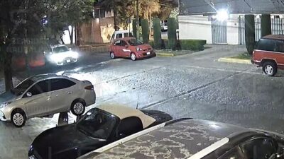 VIDEO: Conductor provoca choque, finge hacerse cargo y se da a la fuga