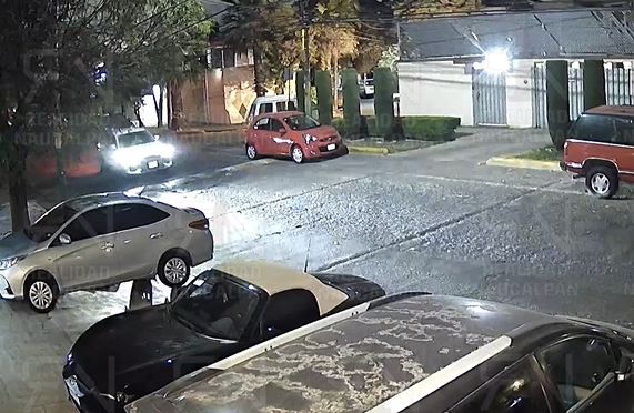 VIDEO: Conductor provoca choque, finge hacerse cargo y se da a la fuga