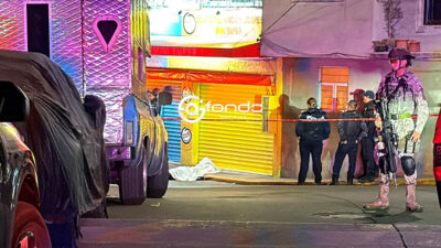 ÚLTIMA HORA. Asesinan a balazos a un hombre frente a una tienda de abarrotes en Edomex