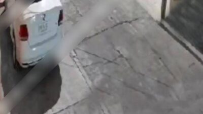 VIDEO: Joven mujer es atacada por la espalda por asaltantes en moto