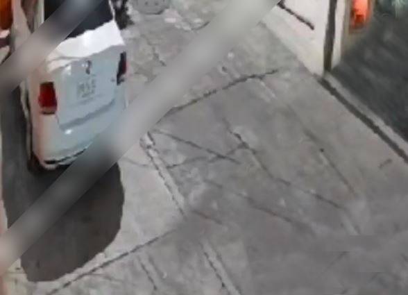 VIDEO: Joven mujer es atacada por la espalda por asaltantes en moto