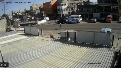 VIDEO: Señor no usó el puente, cruza la carretera y un auto lo manda ‘a volar’