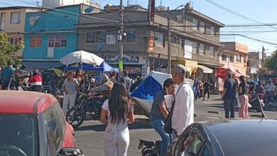 SOSPECHOSO: Ladrones burlan a policías en un mercado y escapan tranquilamente