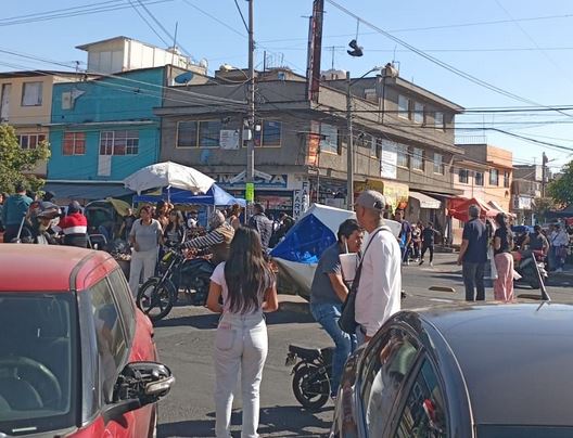 SOSPECHOSO: Ladrones burlan a policías en un mercado y escapan tranquilamente