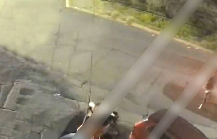 VIDEO: ‘¡Te dijimos!’; jovencitas dan golpiza a su ‘amiga’ por hablar a un exnovio