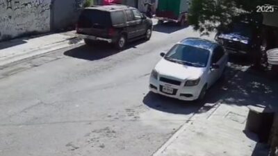 VIDEO: Niña de tres años corría sola y una camioneta la arrolló; el conductor escapó