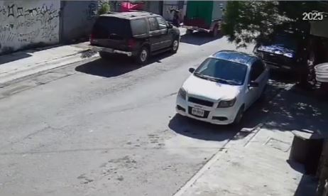 VIDEO: Niña de tres años corría sola y una camioneta la arrolló; el conductor escapó