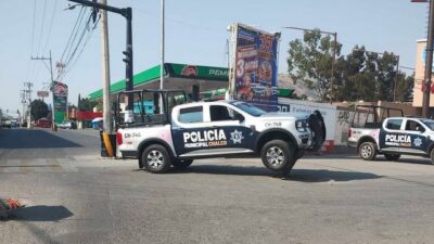 VIDEO: Increíble accidente; policías chocan su patrulla y terminan sobre un poste