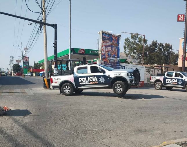 VIDEO: Increíble accidente; policías chocan su patrulla y terminan sobre un poste