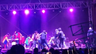 VIDEO: Músicos arman batalla campal en el escenario durante festejos en Edomex