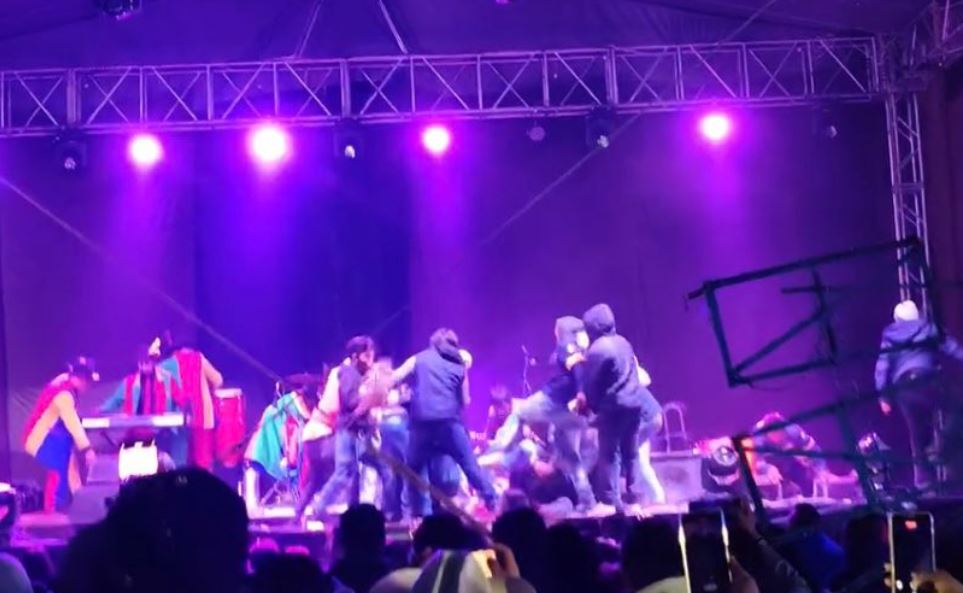 VIDEO: Músicos arman batalla campal en el escenario durante festejos en Edomex