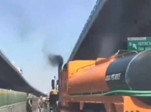 VIDEO: Chofer de pipa choca camioneta familiar y luego intentan arrollarlos