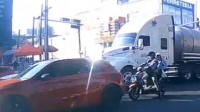 VIDEO: Montachoques ‘cazan’ y atacan al conductor de una pipa de gas