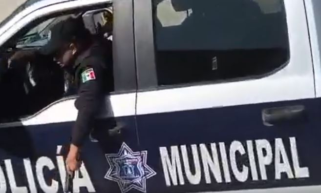 VIDEO: Policías van a otro municipio, detienen a trabajadores y disparan a vecinos