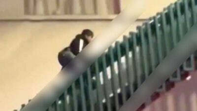 VIDEO: Asaltante ataca a conductores y escapa por un puente peatonal