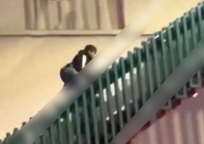 VIDEO: Asaltante ataca a conductores y escapa por un puente peatonal