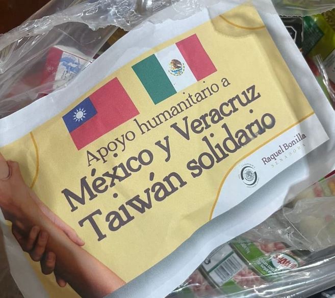 OPORTUNISMO: Reparten ayuda humanitaria de Taiwán con el nombre de una senadora