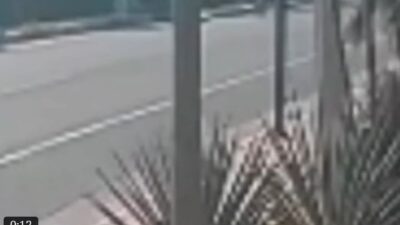VIDEO: Repartidor en moto muere arrollado por una patrulla de tránsito
