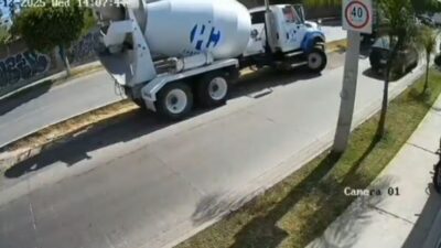 VIDEO. ‘¡Ya lo mataste!’; joven muere aplastado por un camión revolvedora de cemento