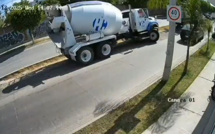 VIDEO. ‘¡Ya lo mataste!’; joven muere aplastado por un camión revolvedora de cemento