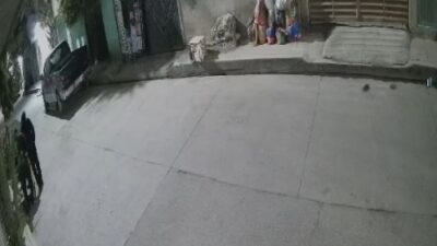 VIDEO: Tierra sin ley; criminales recorren calles para desvalijar autos en Ecatepec