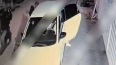 VIDEO: Asaltantes en moto aterrorizan a vecinos; roban autos y a mujeres solas