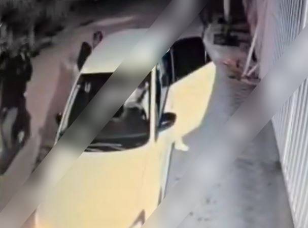 VIDEO: Asaltantes en moto aterrorizan a vecinos; roban autos y a mujeres solas