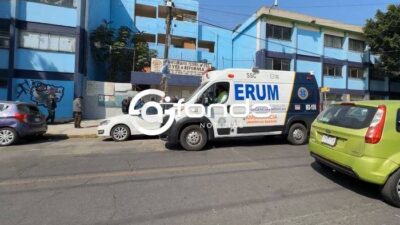 URGENTE: Padres de familia desatan trifulca dentro de una secundaria