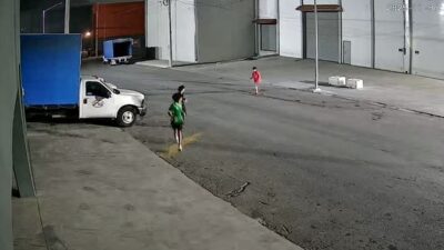 VIDEO: Pandilla de niños intenta robar una camioneta de carga