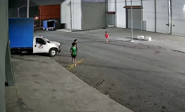 VIDEO: Pandilla de niños intenta robar una camioneta de carga